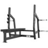 Tunturi Platinum V-serija horizontalna bench press klupa – profesionalna sprava za vježbanje prsa s robusnim čeličnim okvirom, ravnom podstavljenom klupom i držačima za utege promjera 50 mm s obje strane.